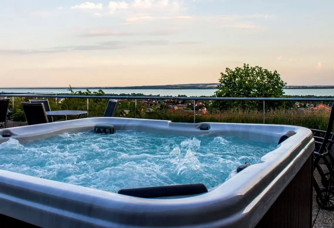 Basen w hotelu Zenit Balaton