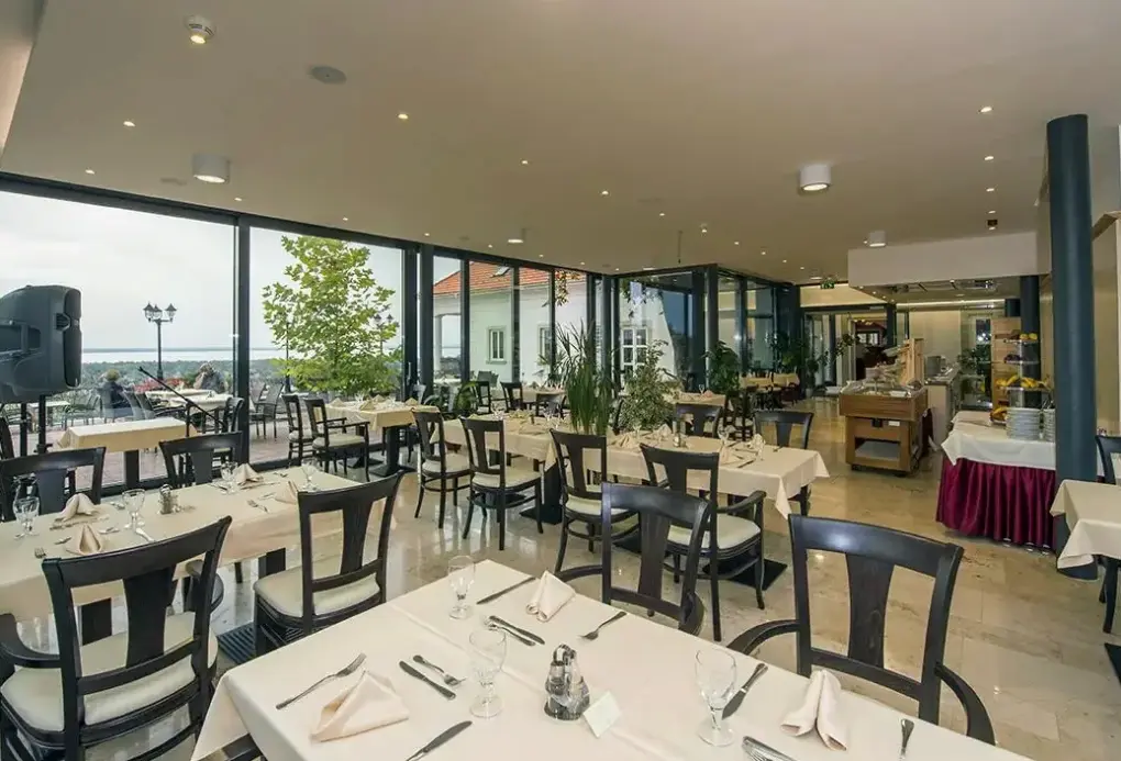 Restauracja i jedzenie w hotelu Zenit Balaton