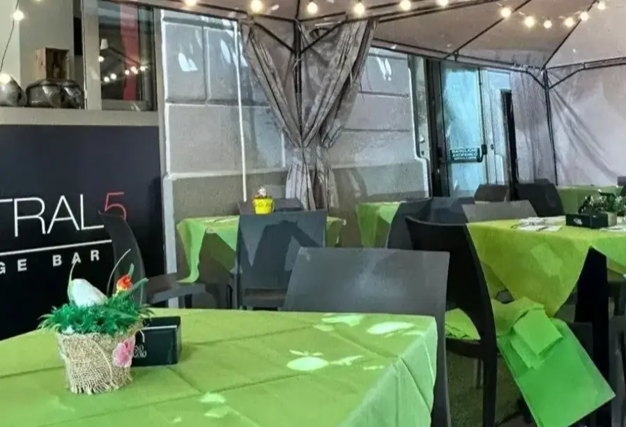 Restauracja i jedzenie w hotelu 55 Aira