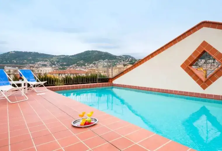Basen w hotelu Adagio Access Nice Acropolis
