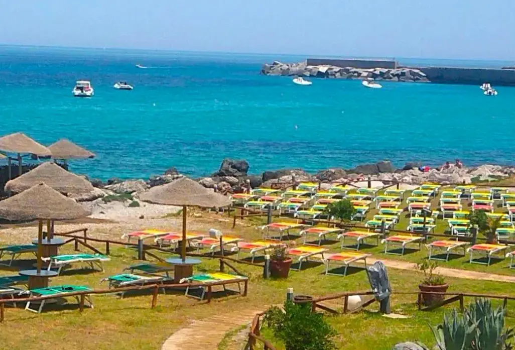 Plaża przy hotelu Addaura Village