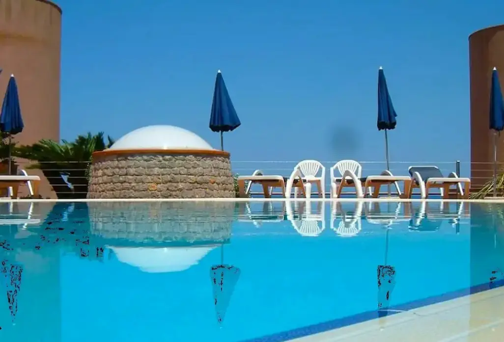 Basen w hotelu Addaura Village