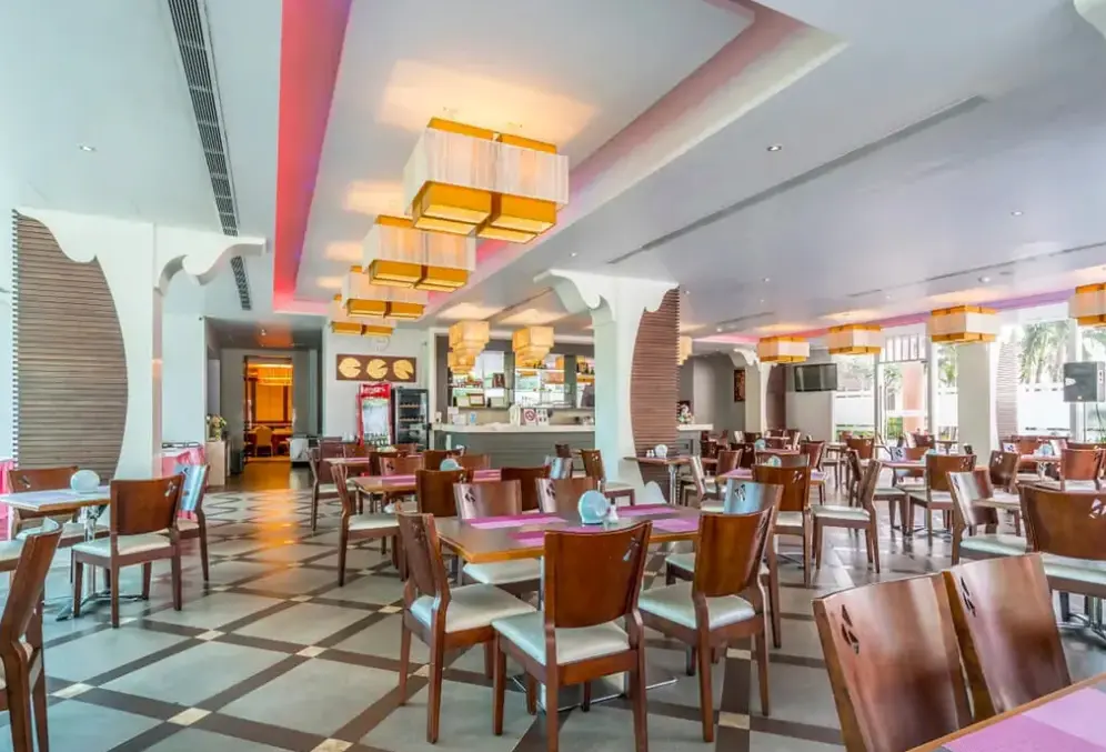 Restauracja i jedzenie w hotelu Aiyara Grand
