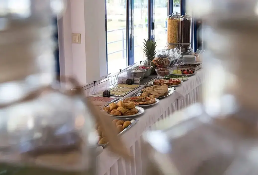 Restauracja i jedzenie w hotelu Akroyiali Resort