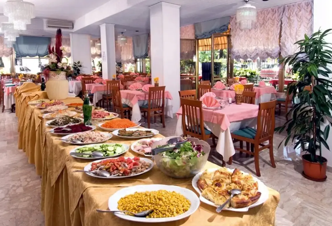 Restauracja i jedzenie w hotelu Alfredo's