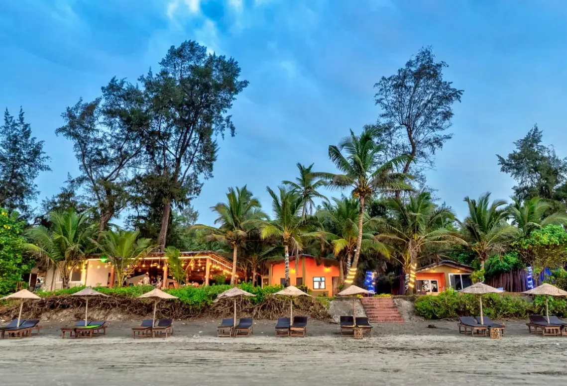 Plaża przy hotelu Amadi Beach Front Resort