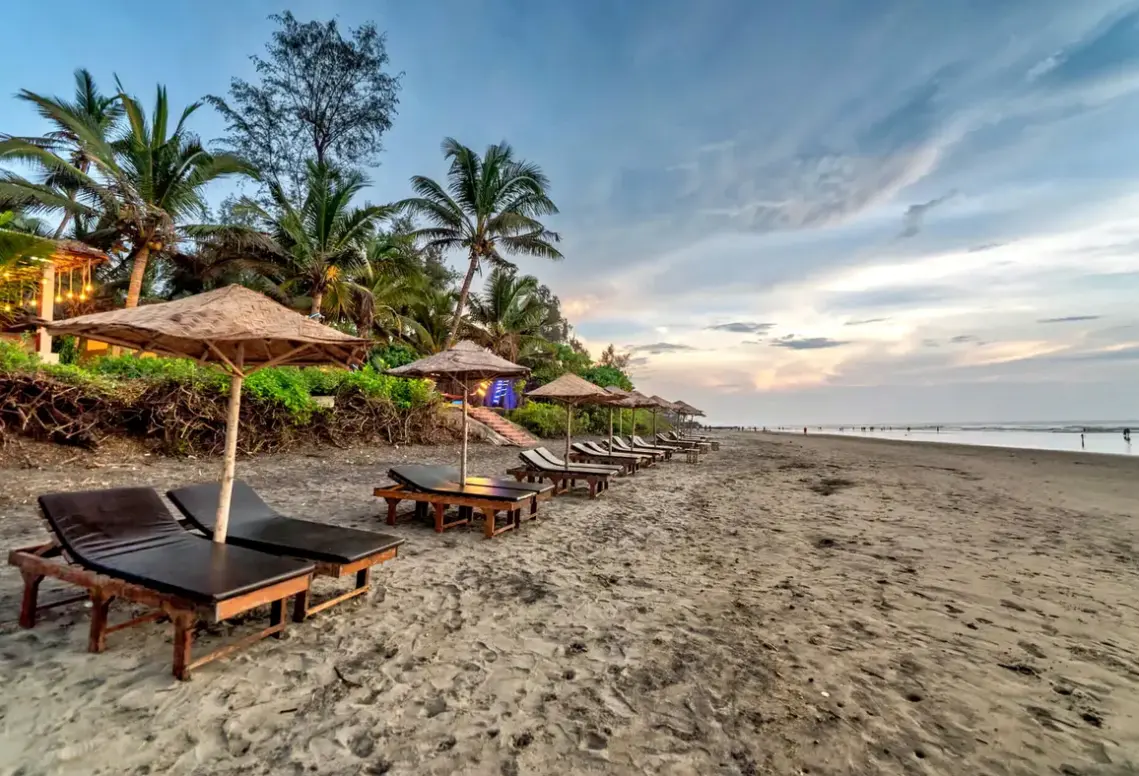 Plaża przy hotelu Amadi Beach Front Resort