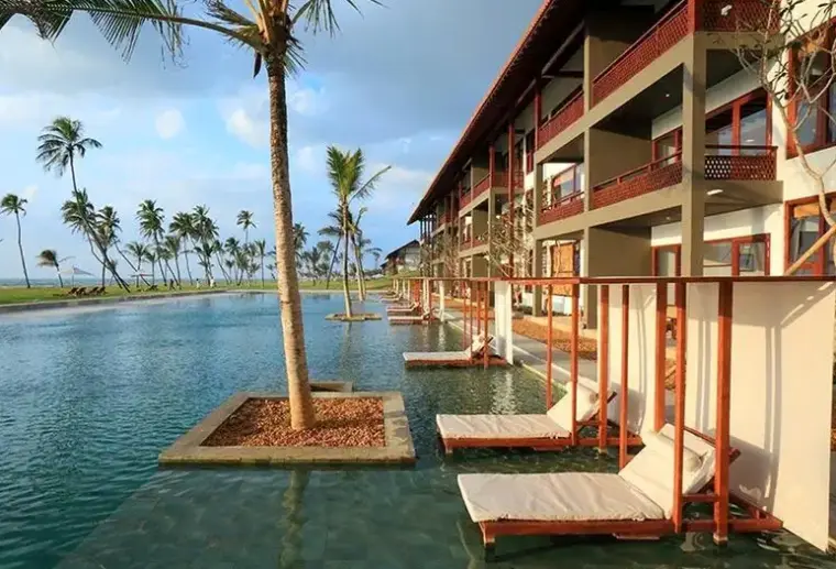 Basen w hotelu Anantaya Chilaw Resort and Spa