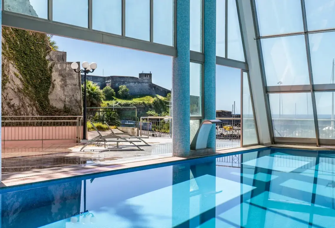 Basen w hotelu Angra Marina