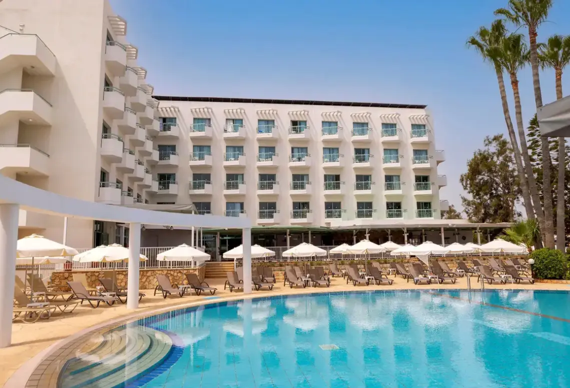 Basen w hotelu Antigoni