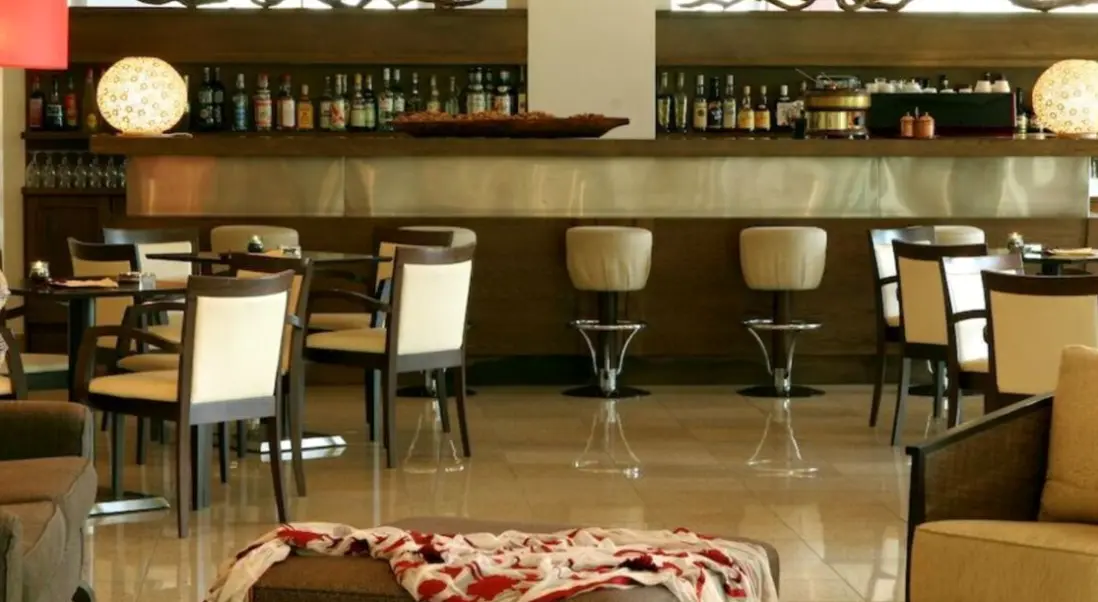 Restauracja i jedzenie w hotelu Antonios