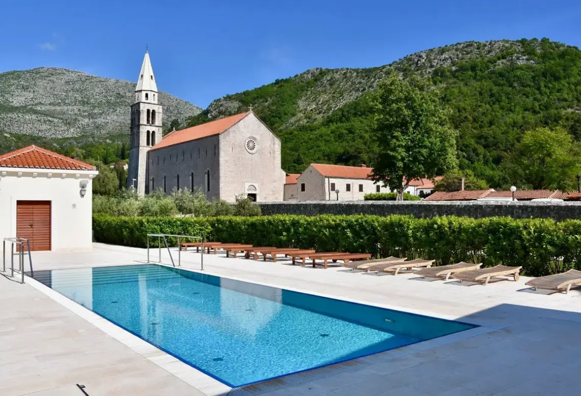 Basen w hotelu Apartments Vila Riva (Slano)