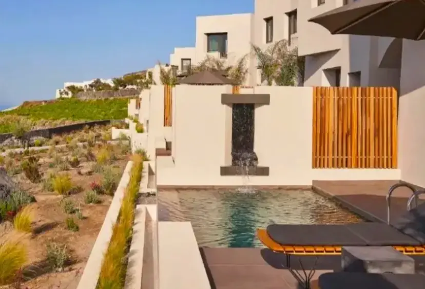 Basen w hotelu Apikia Santorini