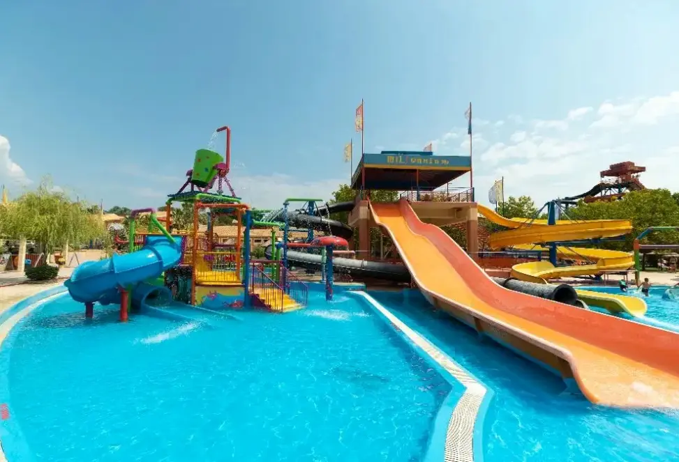 Basen w hotelu Aqualand Resort