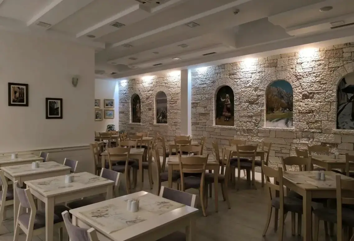 Restauracja i jedzenie w hotelu Argjiro
