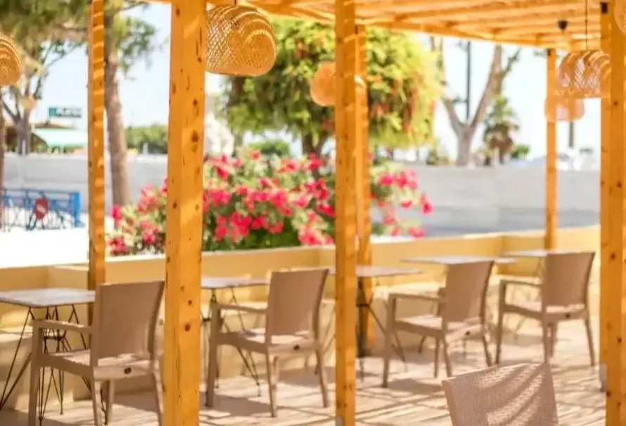 Restauracja i jedzenie w hotelu Atma Beach Rooms & Suites