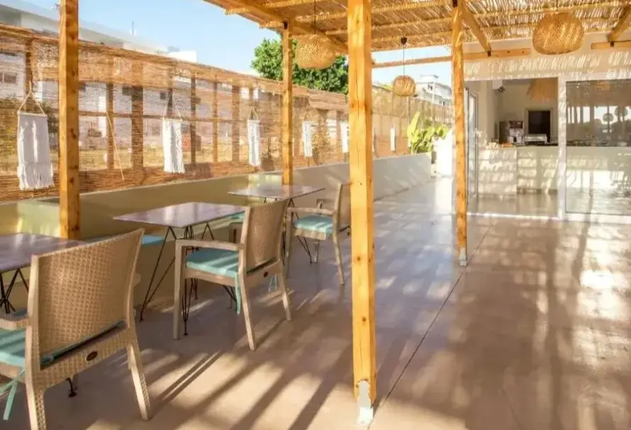 Restauracja i jedzenie w hotelu Atma Beach Rooms & Suites
