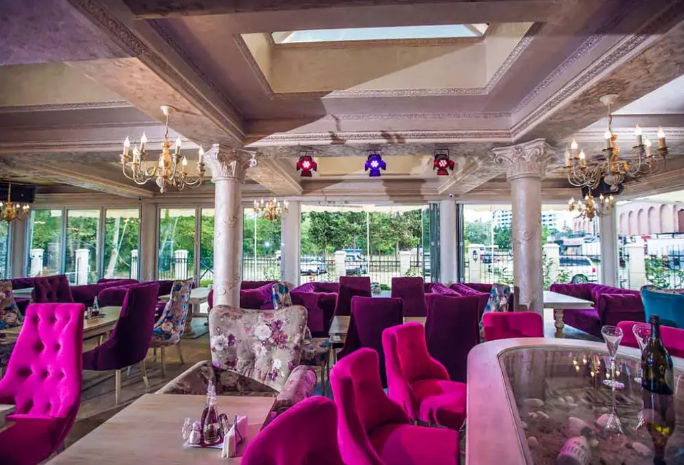 Restauracja i jedzenie w hotelu Avenue Deluxe
