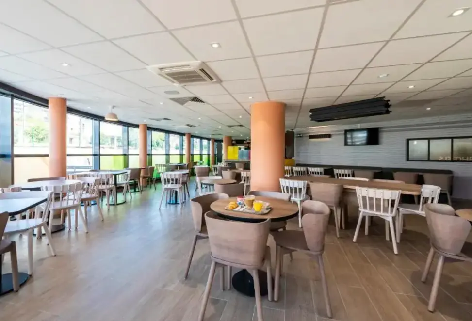 Restauracja i jedzenie w hotelu B&B Nice Aeroport Arenas