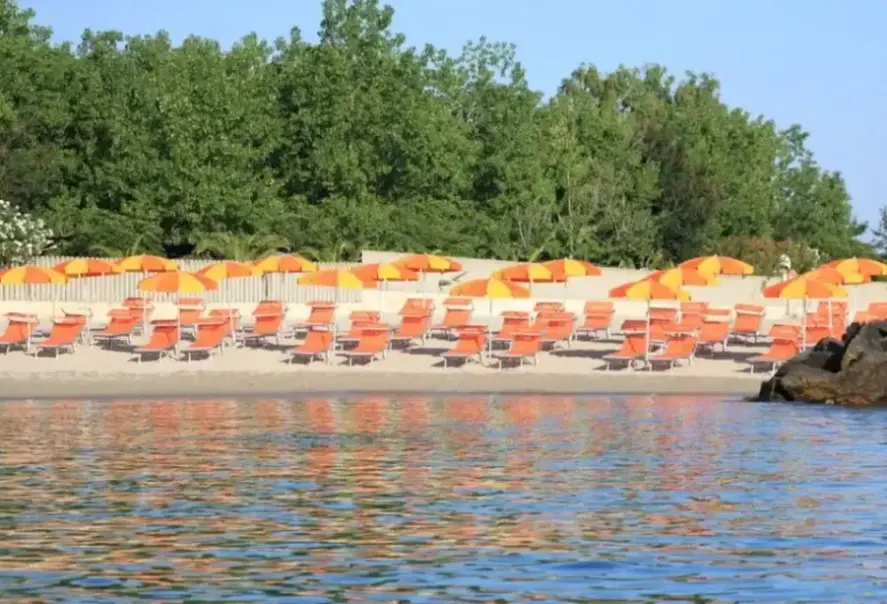 Plaża przy hotelu Baia Di Trainiti (Porto Salvo)