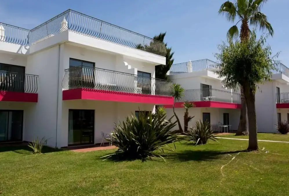 Obiekt hotelu Bayside Salgados (ex. Aparthotel Bay Side)