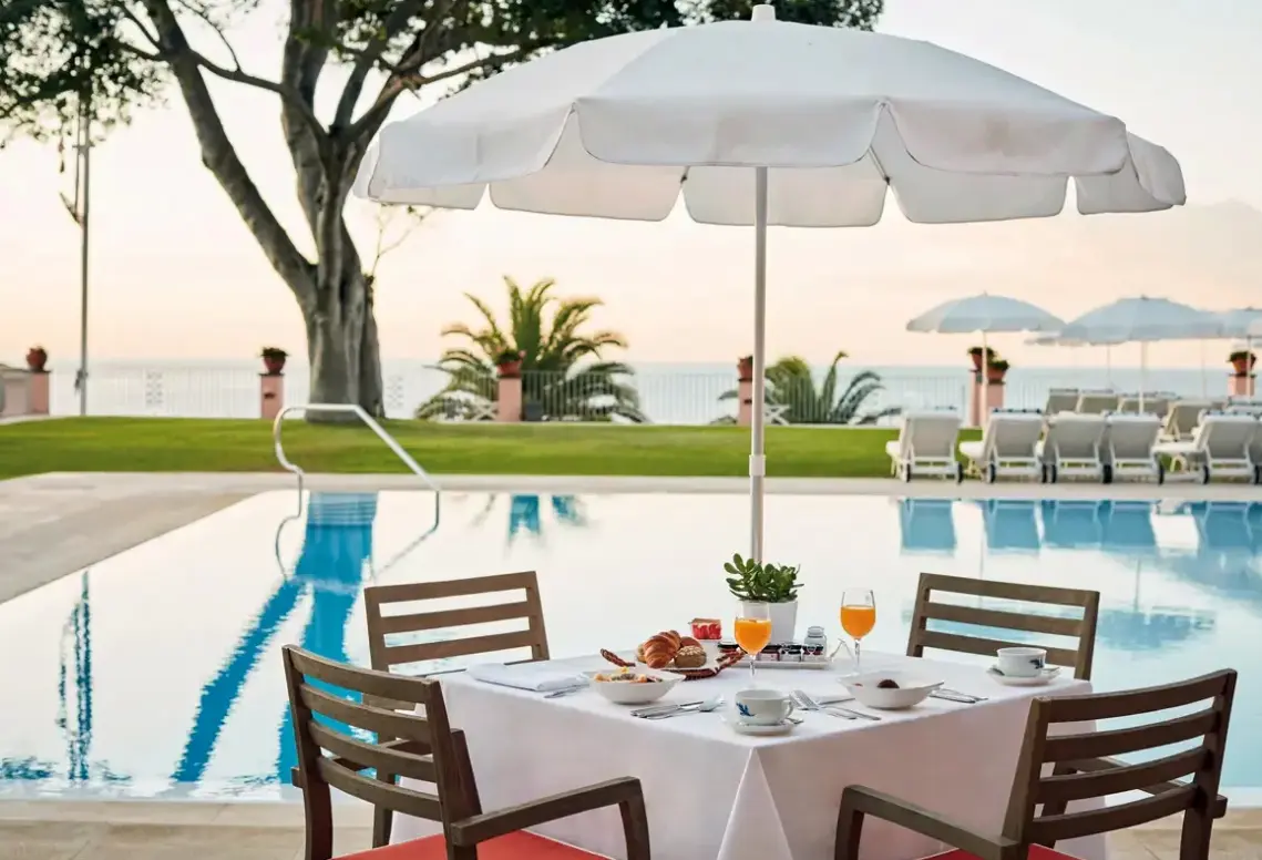 Basen w hotelu Belmond Reids Palace