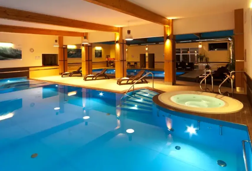 Basen w hotelu Bryza Ośrodek Wypoczynkowo - Rekreacyjny