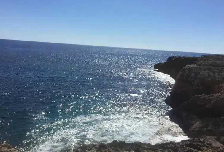 Widok z hotelu Cala Morlanda Estudios