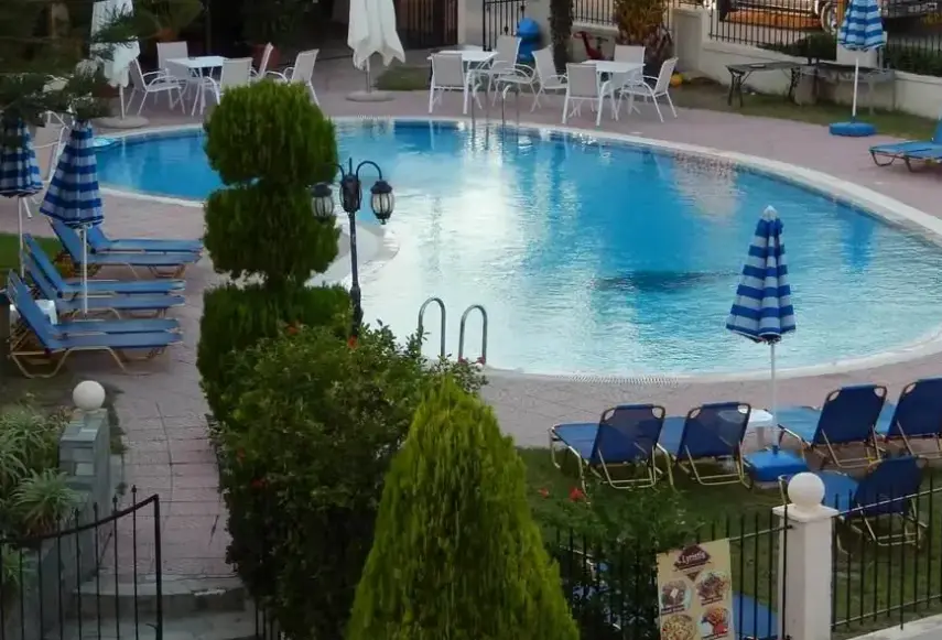 Basen w hotelu Casa Lyristis