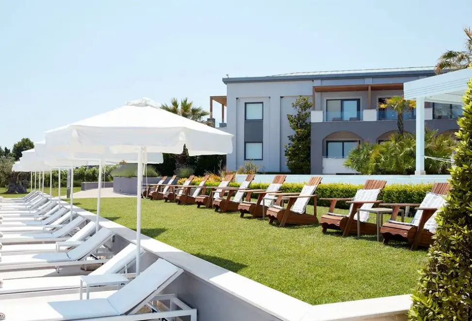 Basen w hotelu Cavo Olympo Luxury Resort & Spa