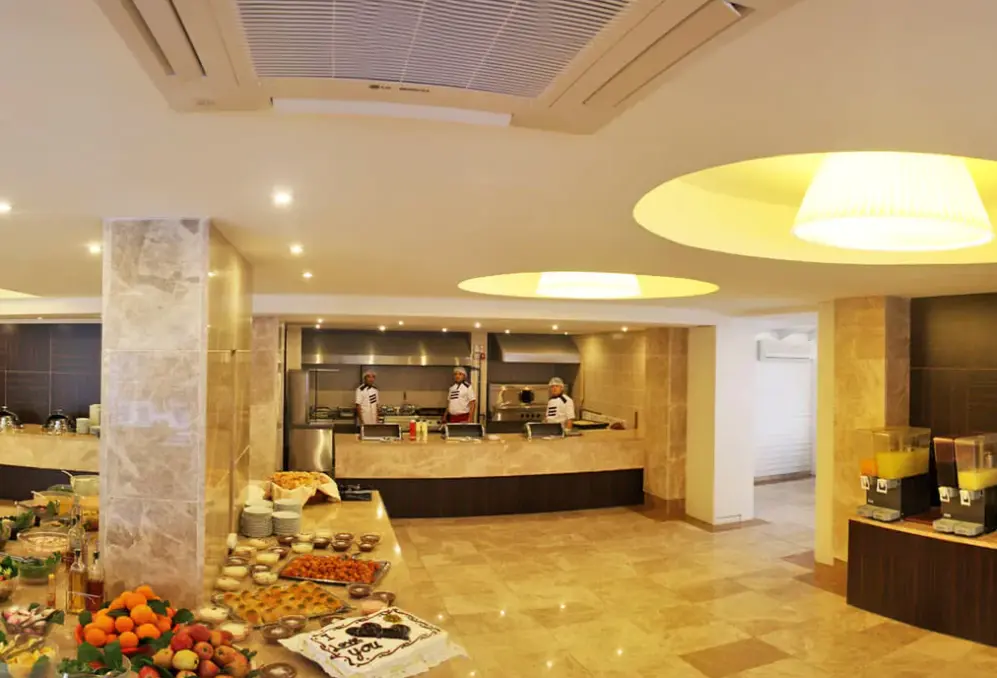 Restauracja i jedzenie w hotelu Club Munamar Beach Resort