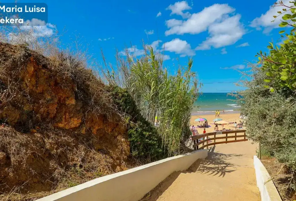 Plaża przy hotelu Clube Maria Luisa