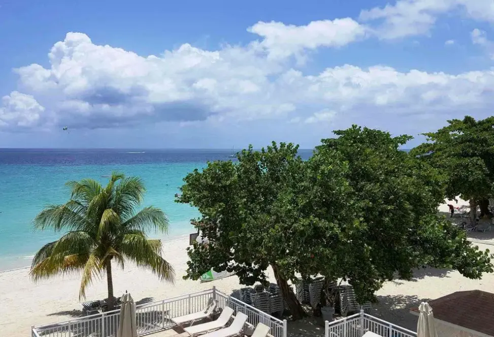 Plaża przy hotelu Coco La Palm