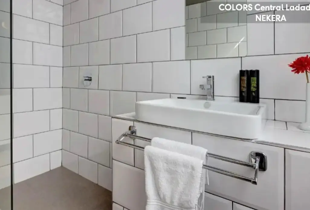 Łazienka w pokoju hotelu Colors Central Ladadika