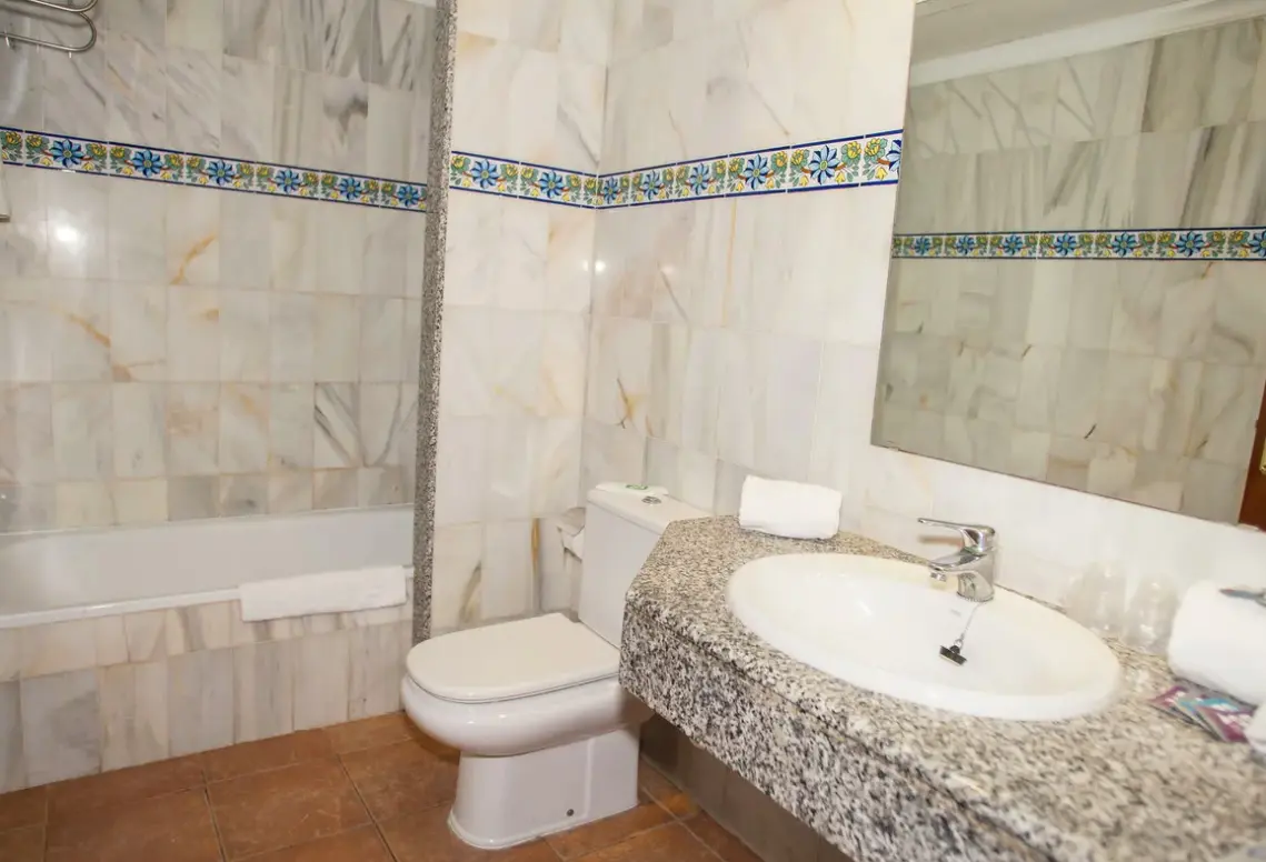 Łazienka w pokoju hotelu Comarruga Platja