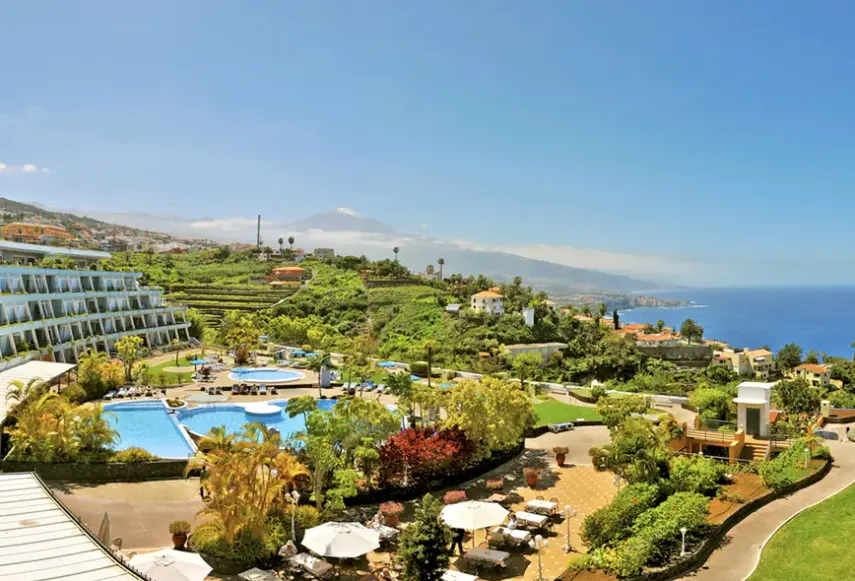Basen w hotelu Coral La Quinta Park Suites