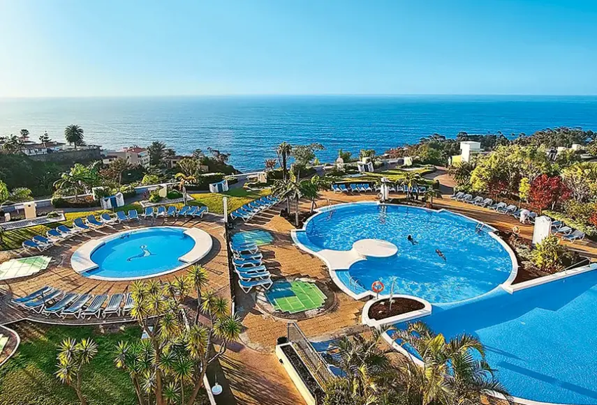 Basen w hotelu Coral La Quinta Park Suites