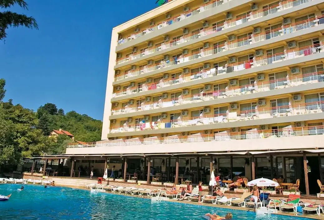 Basen w hotelu Detelina