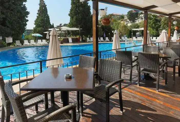 Basen w hotelu Detelina