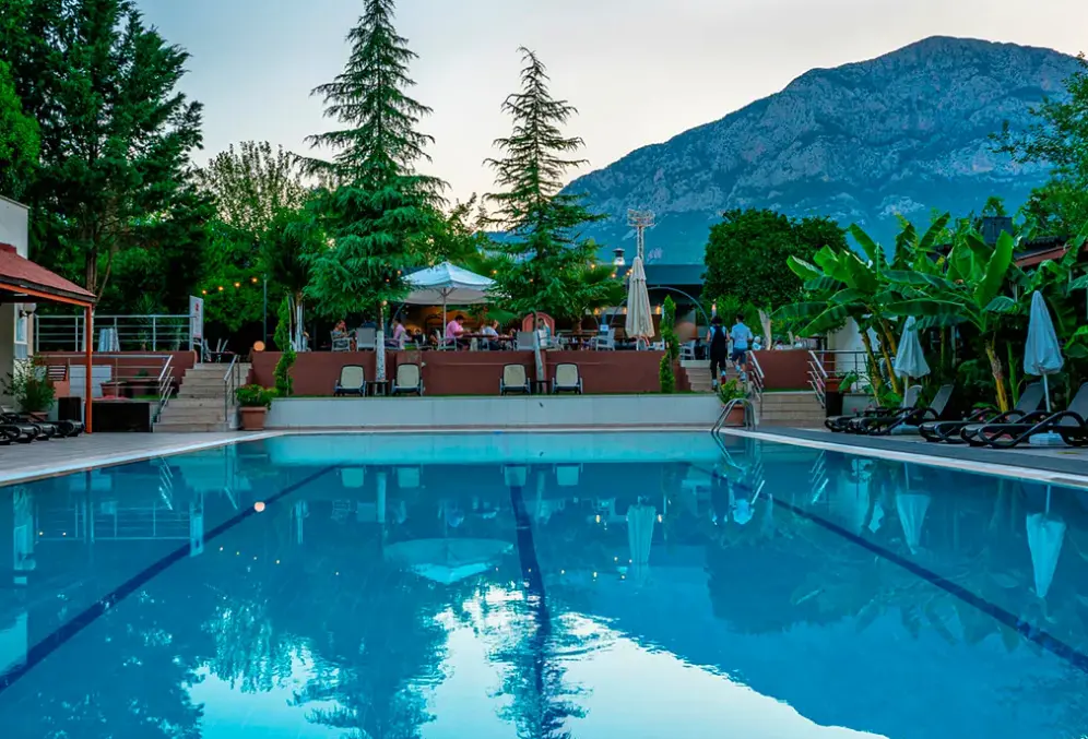 Basen w hotelu DG Rose Resort