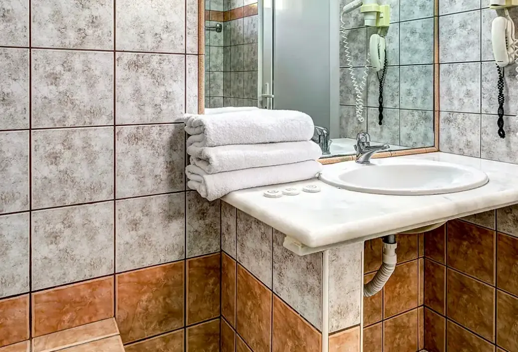 Łazienka w pokoju hotelu Diagoras