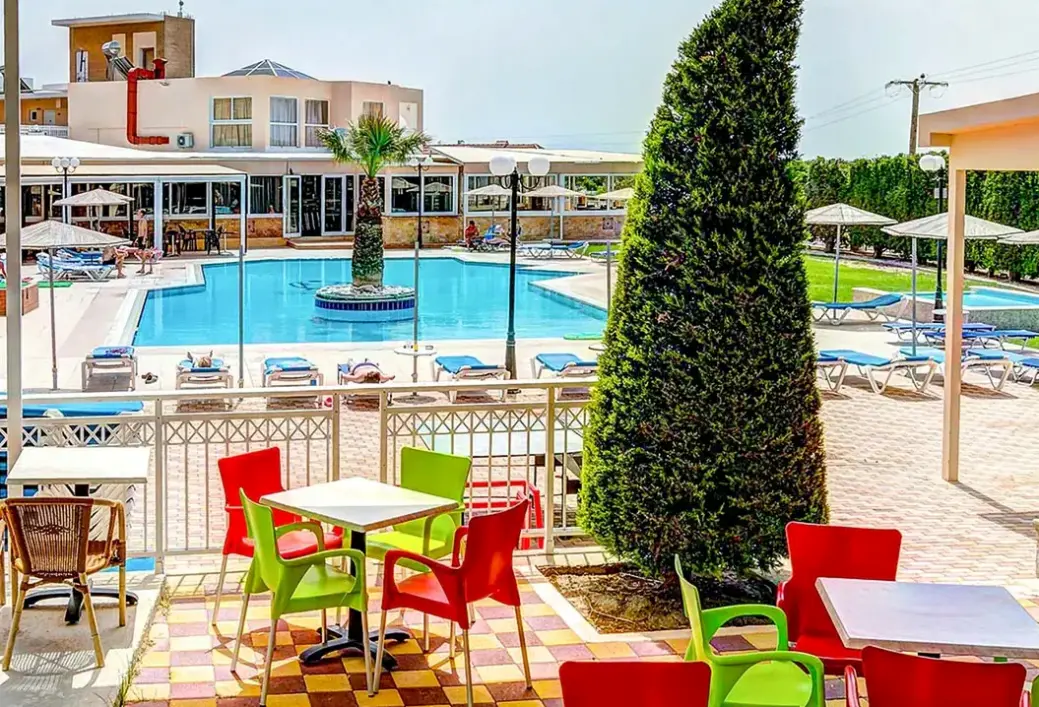 Basen w hotelu Diagoras