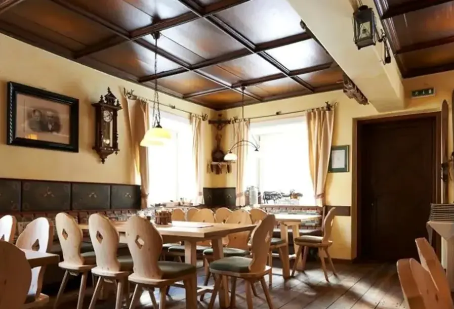 Restauracja i jedzenie w hotelu Dollacher Dorfwirtshaus
