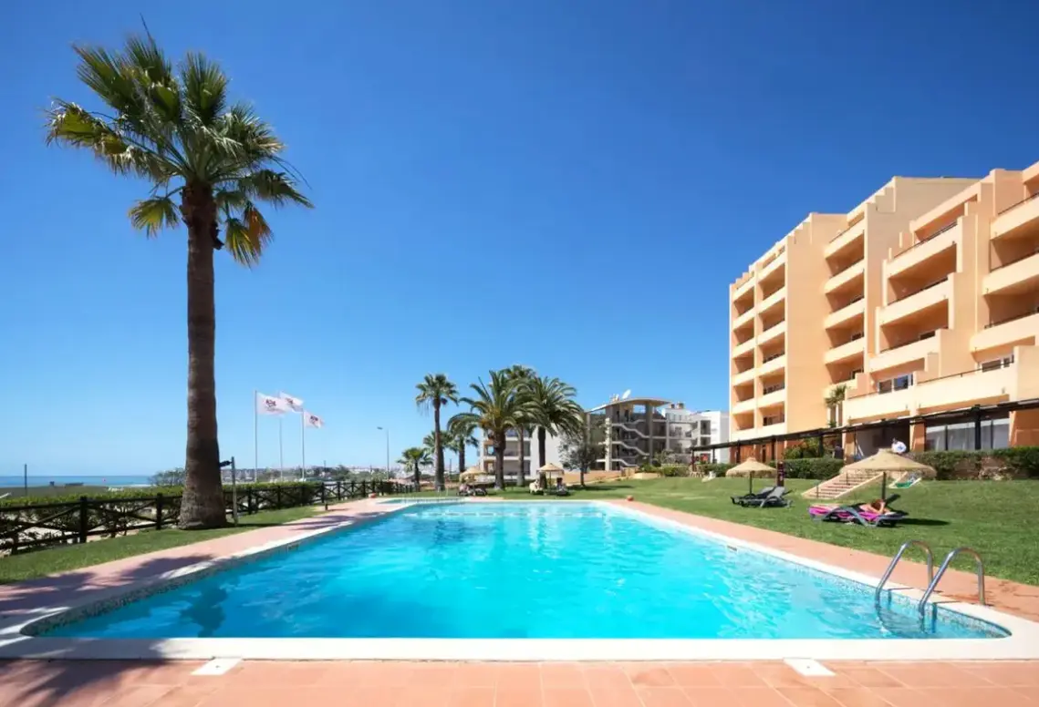 Basen w hotelu Dom Pedro Lagos (ex. Dom Pedro Meia Praia Beach Club)