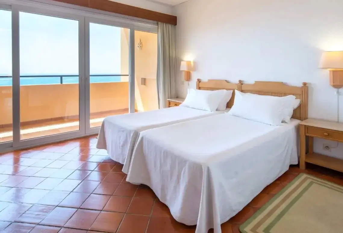 Plaża przy hotelu Dom Pedro Lagos (ex. Dom Pedro Meia Praia Beach Club)