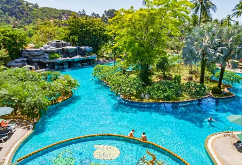 Basen w hotelu Duangjitt Resort