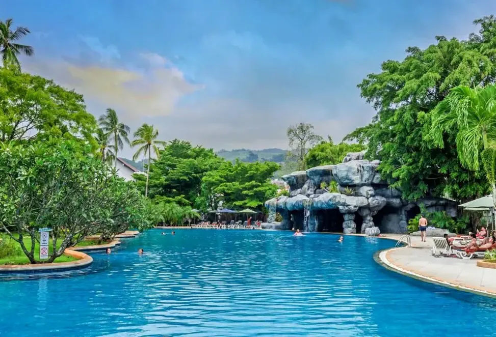 Basen w hotelu Duangjitt Resort