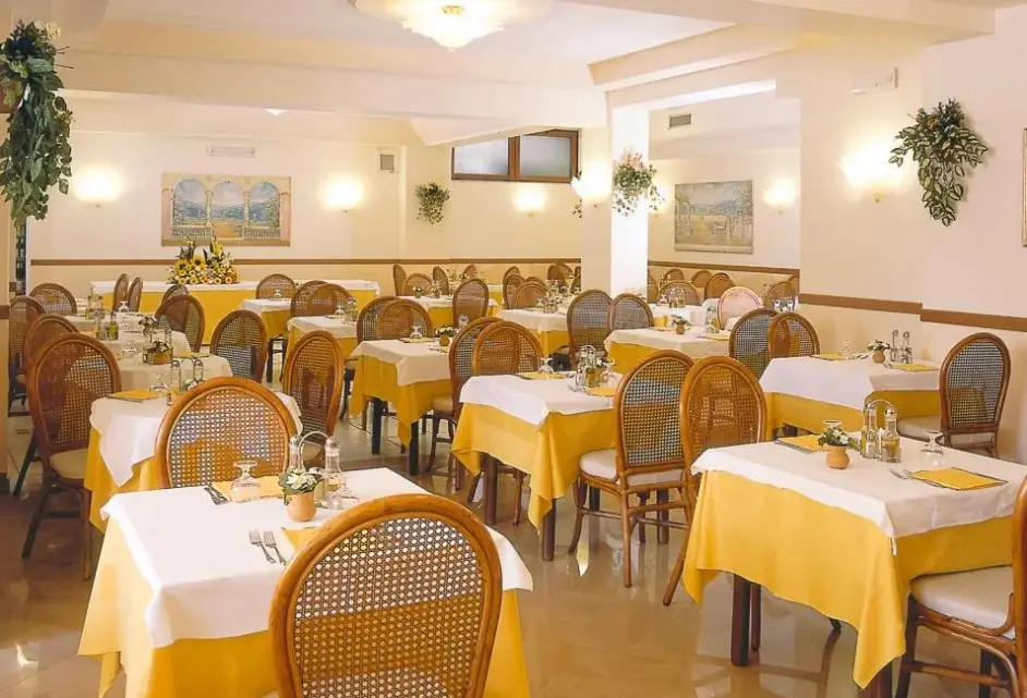 Restauracja i jedzenie w hotelu Eden (Sorrento)