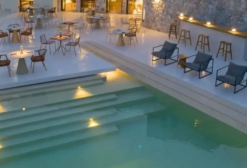 Basen w hotelu Elessa
