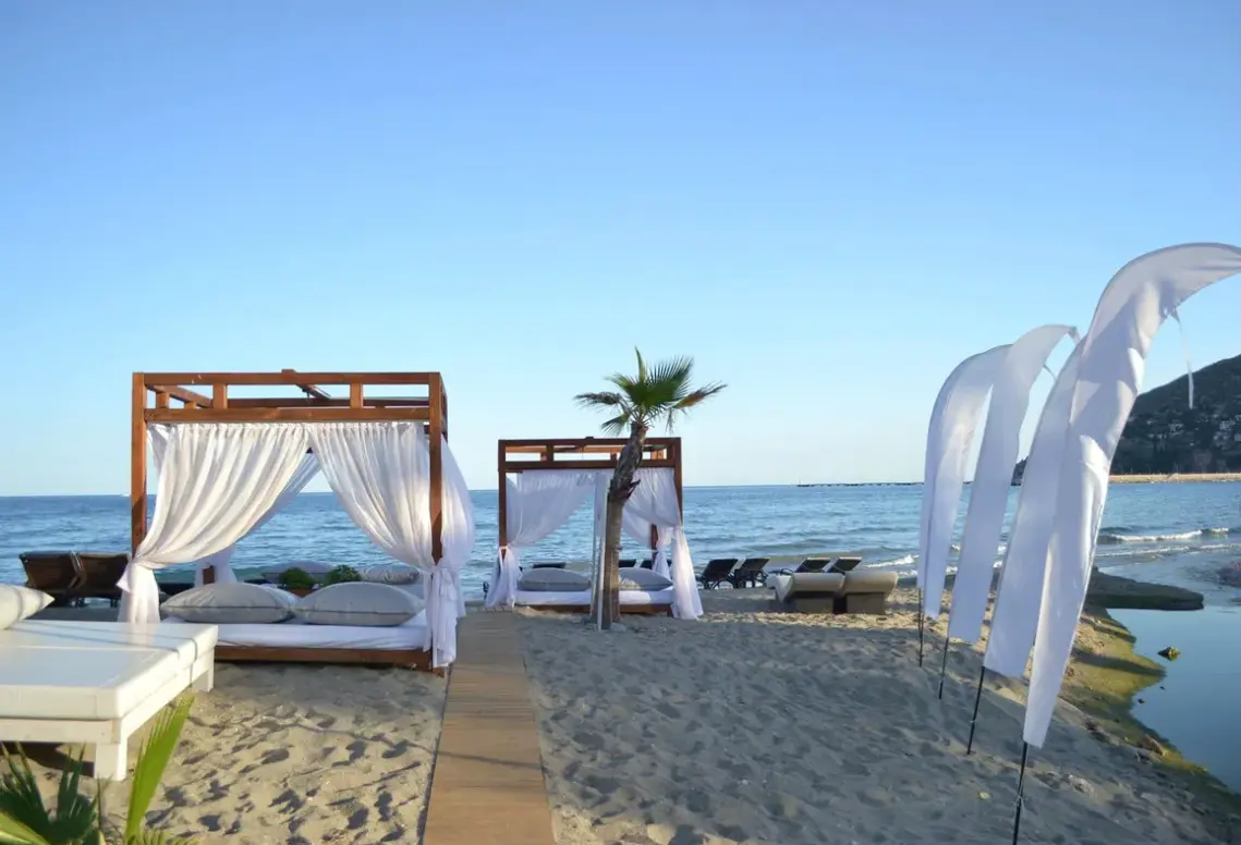 Plaża przy hotelu En Vie Beach Boutique